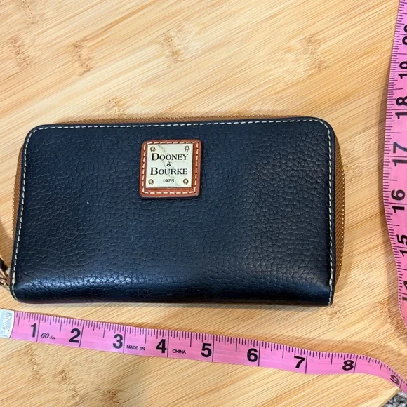 Dooney & Bourke Black and Tan Shoulder Bag Set - Picture 11 of 13